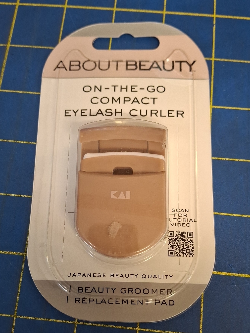 About Beauty On-The-Go Compact Eyelash Curler New
